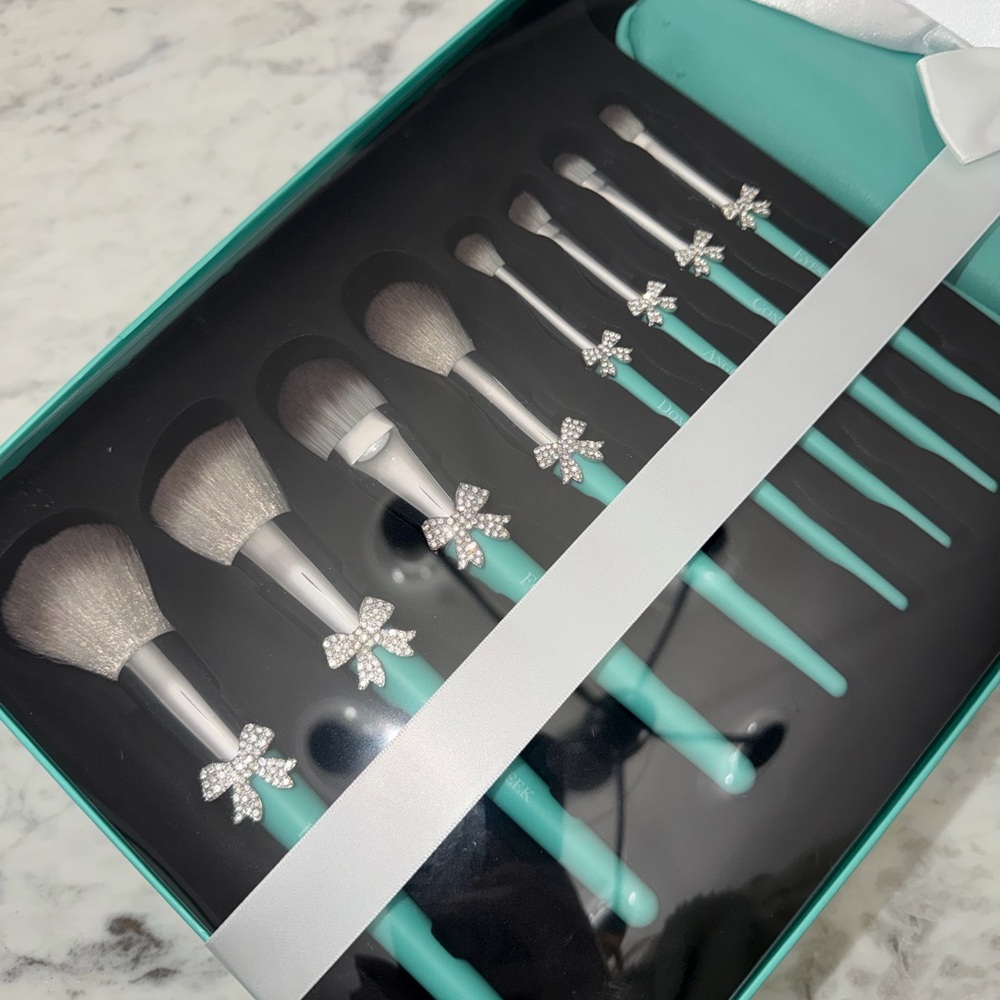 Tiffany Blue Bow Makeup Brushes & Bag Gift Set Viral Find - Picture 2 of 4
